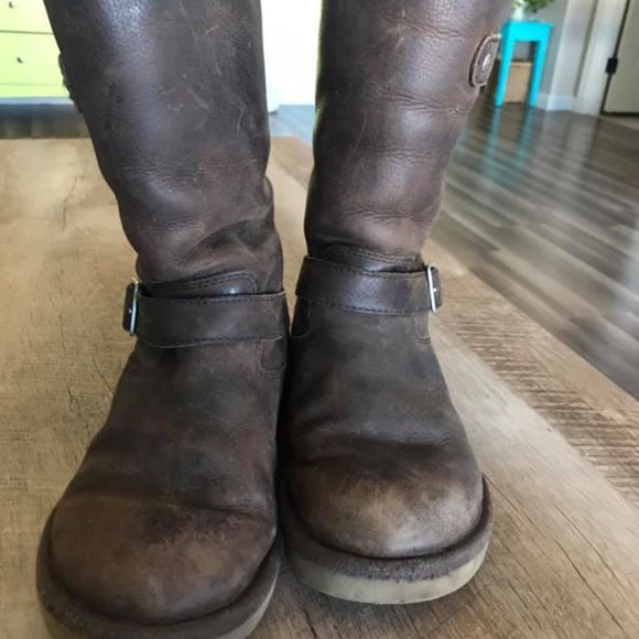 UGGS - Picture 4 of 5